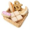 Houten brood in mand