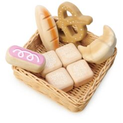 Houten brood in mand