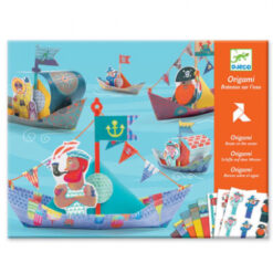 Origami boten op het water